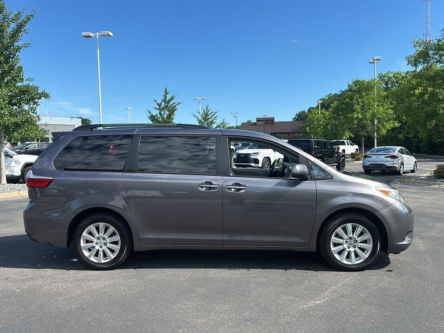 Used 2015 Toyota Sienna XLE AWD/4WD image 9
