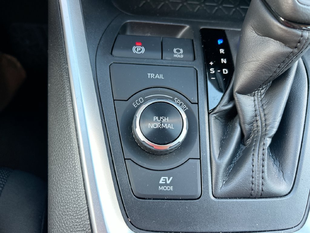 Certified 2025 Toyota RAV4 LE AWD/4WD image 32