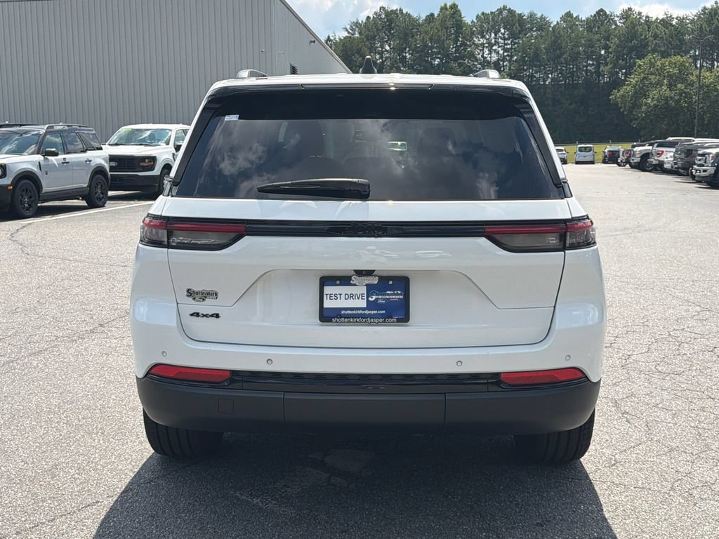 Used 2024 Jeep Grand Cherokee Altitude AWD/4WD image 6