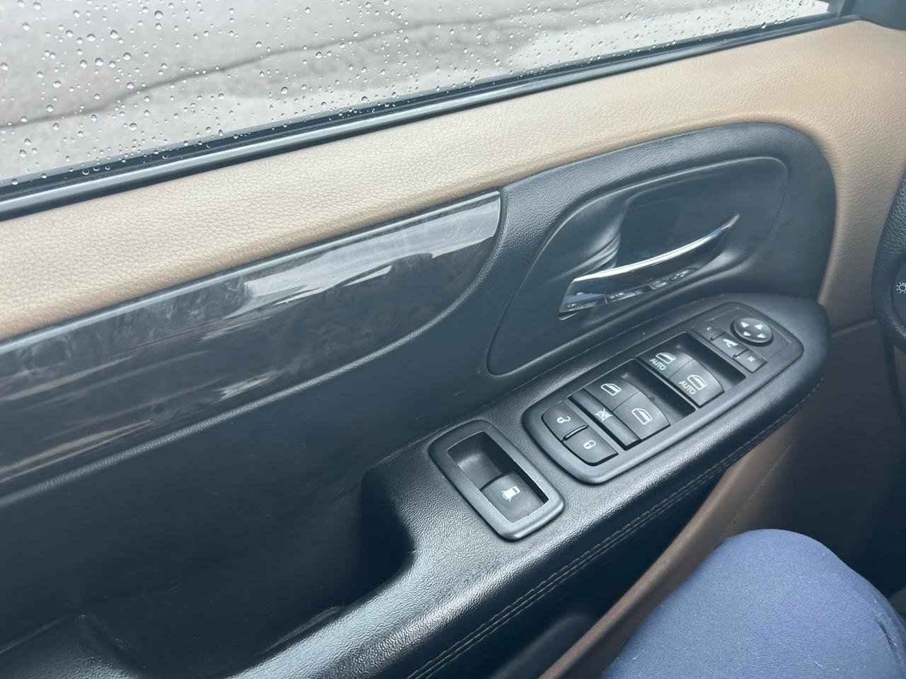 Used 2016 Dodge Grand Caravan SXT image 25