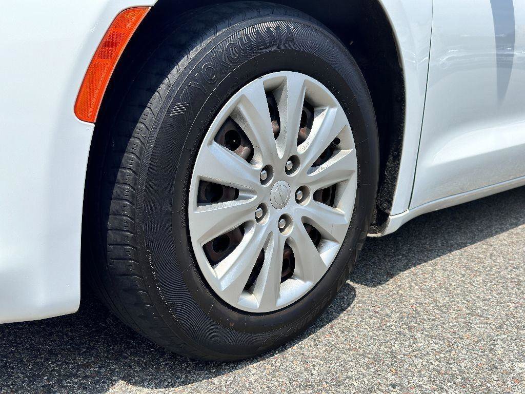 Used 2020 Chrysler Voyager L image 13