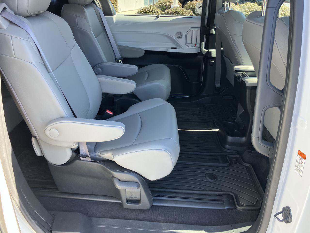 Used 2025 Toyota Sienna XLE image 31