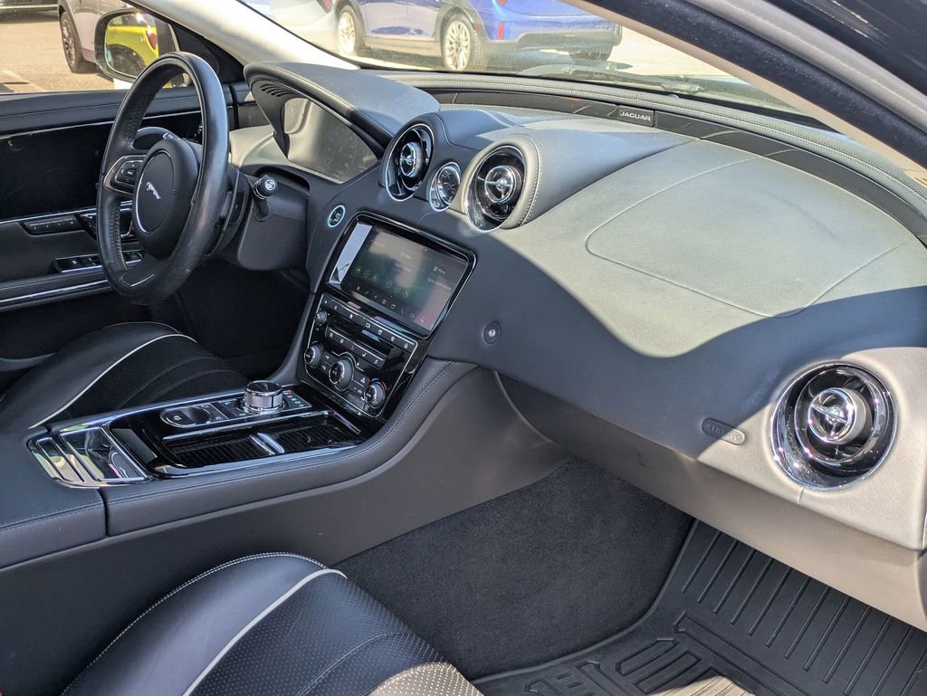 Used 2019 Jaguar XJ R-Sport image 25