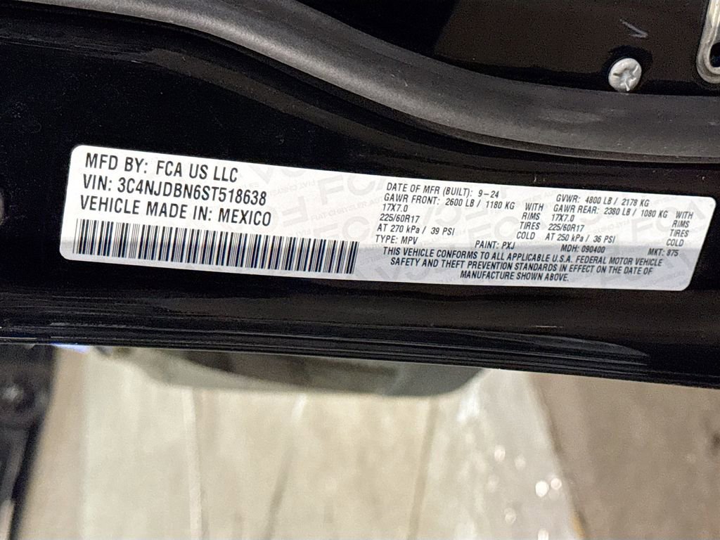 Used 2025 Jeep Compass Latitude image 30