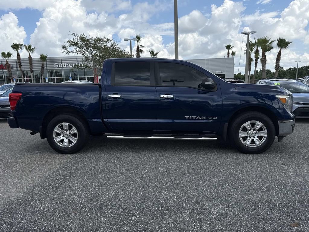 Used 2018 Nissan Titan SV w/ SV Convenience Package RWD image 2