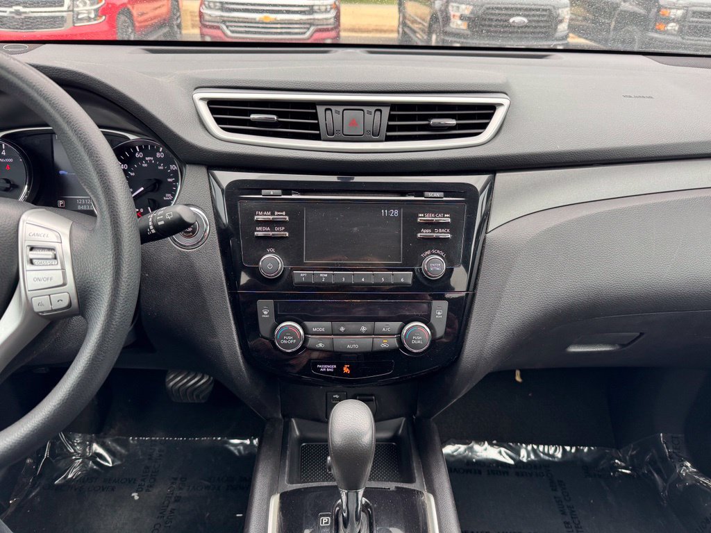 Used 2015 Nissan Rogue SV FWD image 2