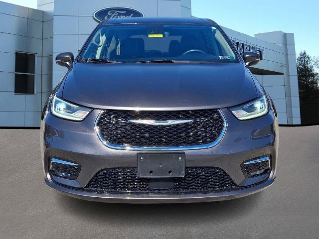 Used 2023 Chrysler Pacifica Touring-L FWD image 2