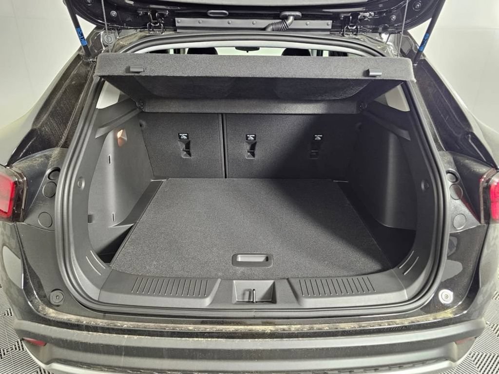 New 2026 Chevrolet Trax LT w/ LT Convenience Package FWD image 16