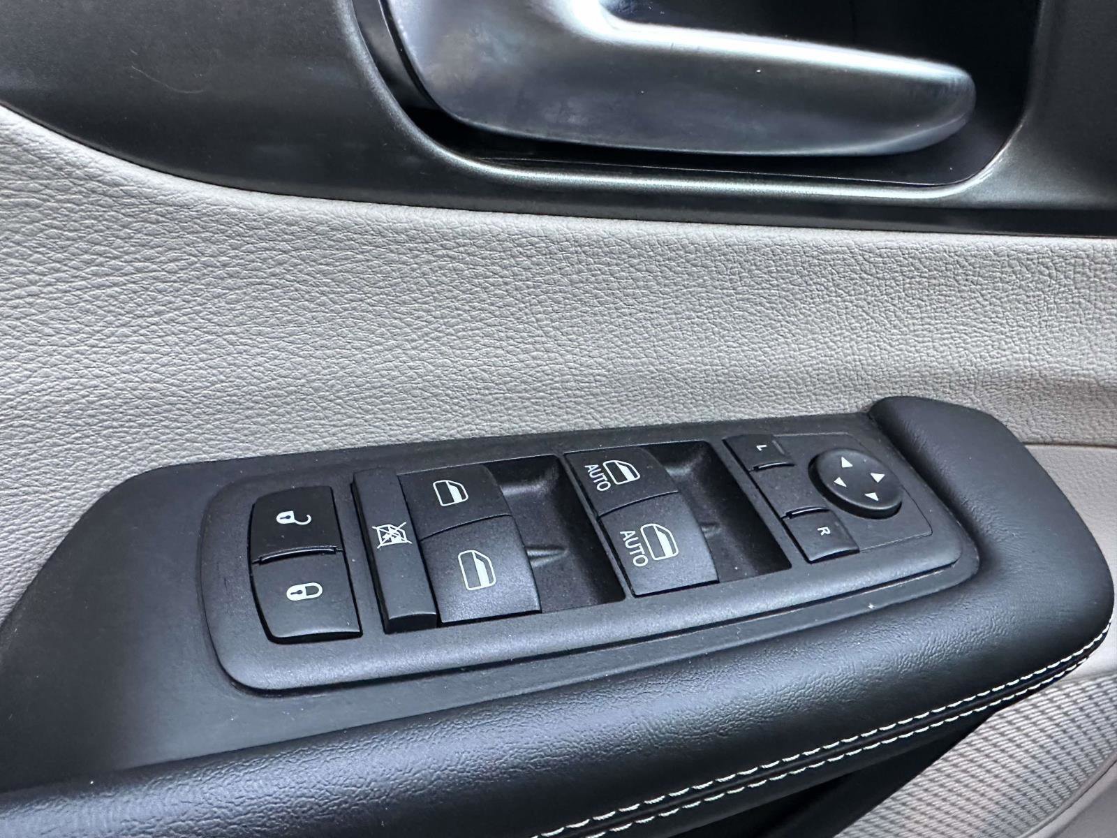 Used 2024 Chrysler Pacifica Touring-L image 31