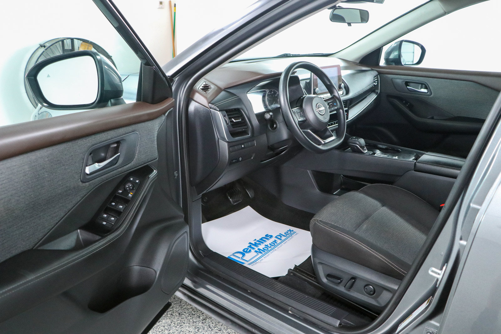 Used 2023 Nissan Rogue SV FWD image 3