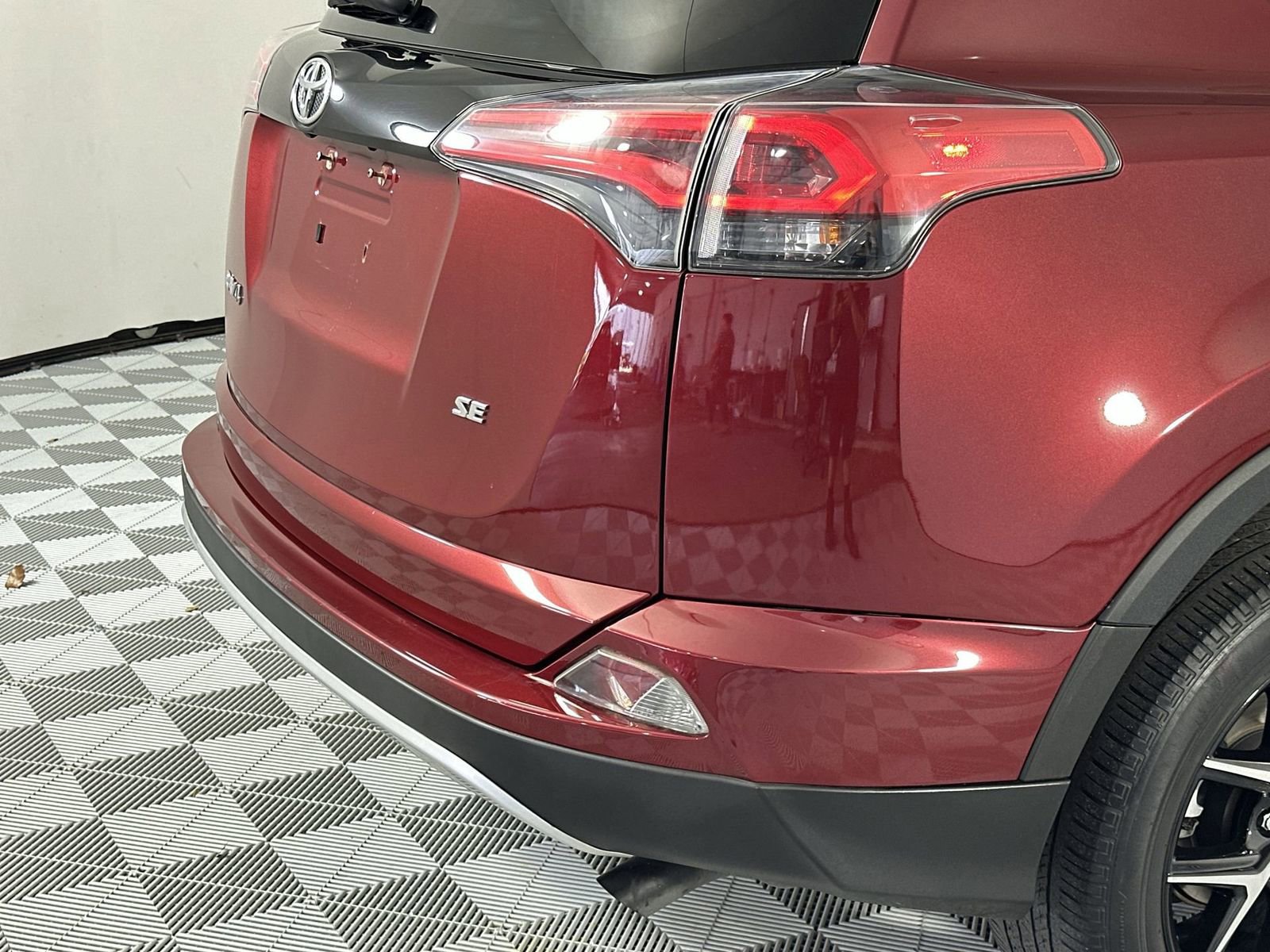 Used 2018 Toyota RAV4 SE w/ Power Extra Value Package FWD image 26