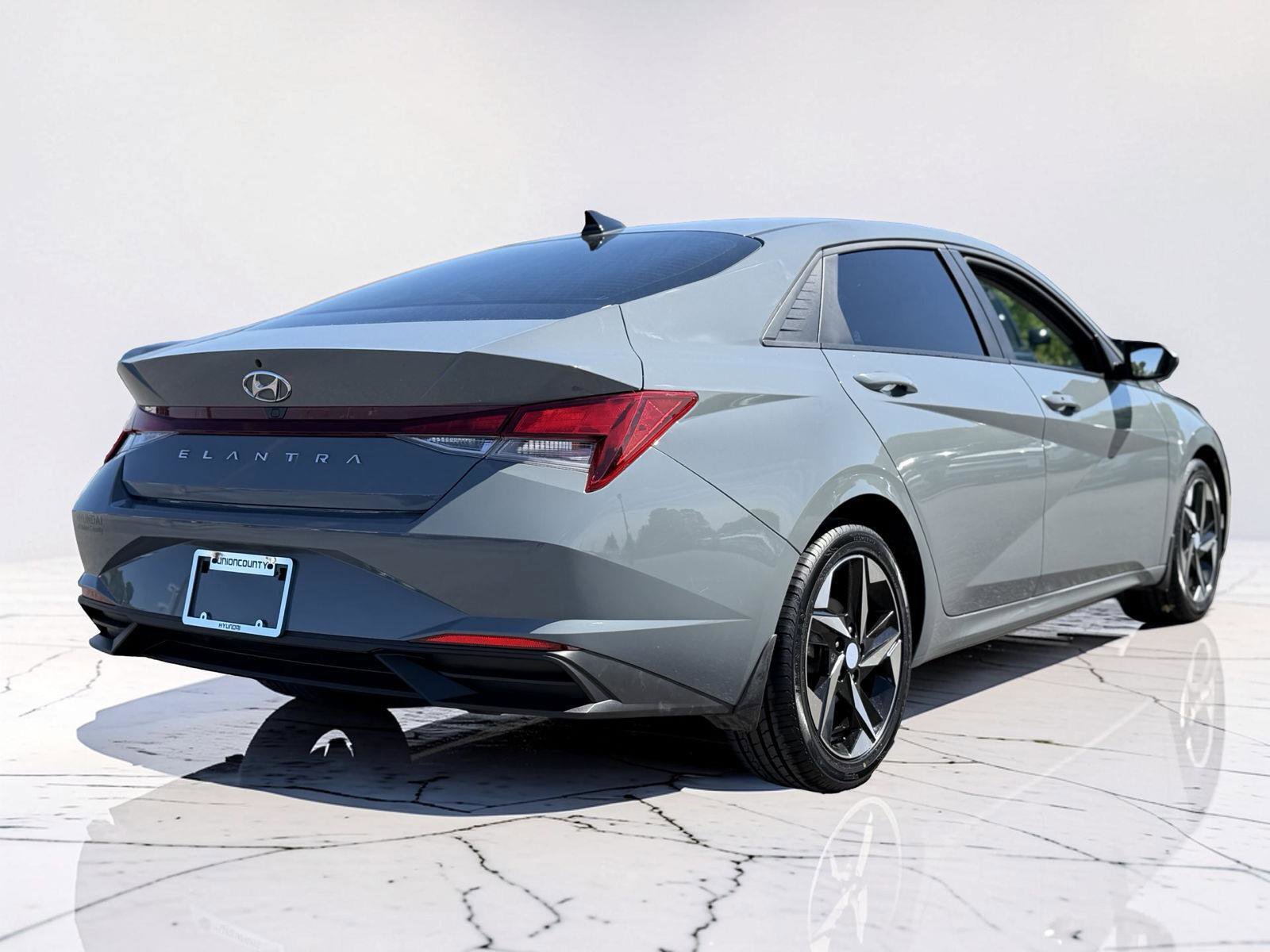 Used 2023 Hyundai Elantra SEL w/ Convenience Package FWD image 2