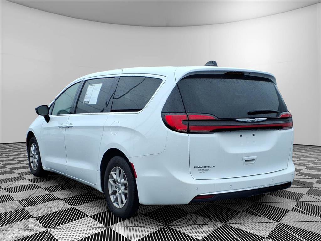 Used 2024 Chrysler Pacifica Touring-L image 6
