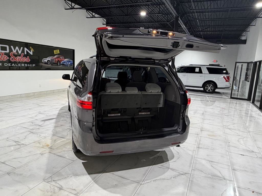 Used 2015 Toyota Sienna LE FWD image 12