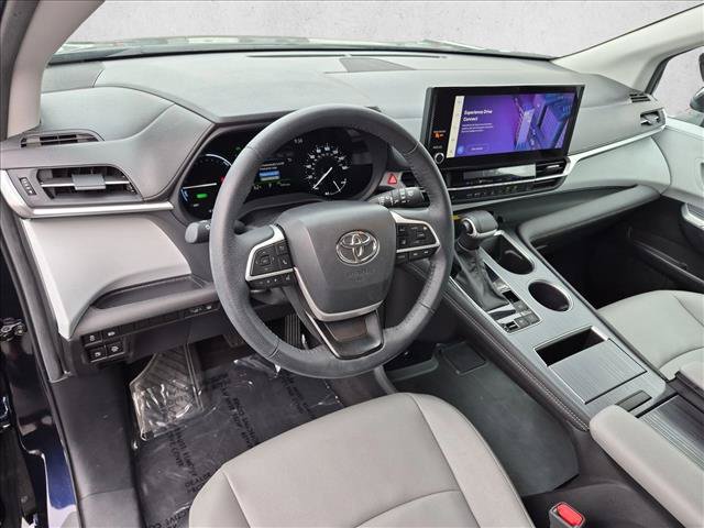 Used 2025 Toyota Sienna XLE AWD/4WD image 9