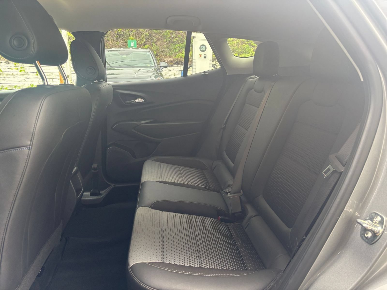 Used 2025 Chevrolet Trax LT FWD image 25