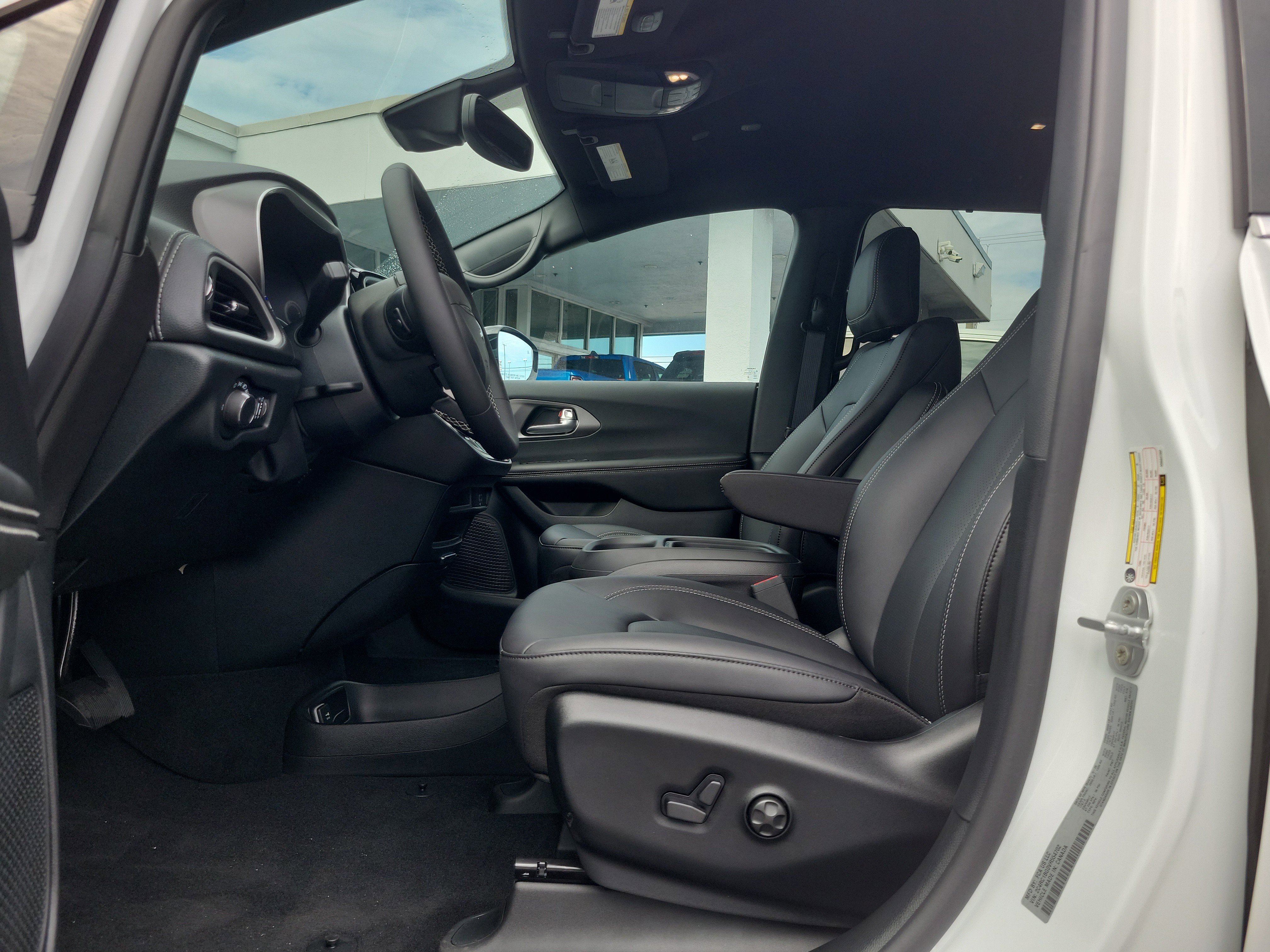 New 2027 Chrysler Pacifica Select FWD image 10