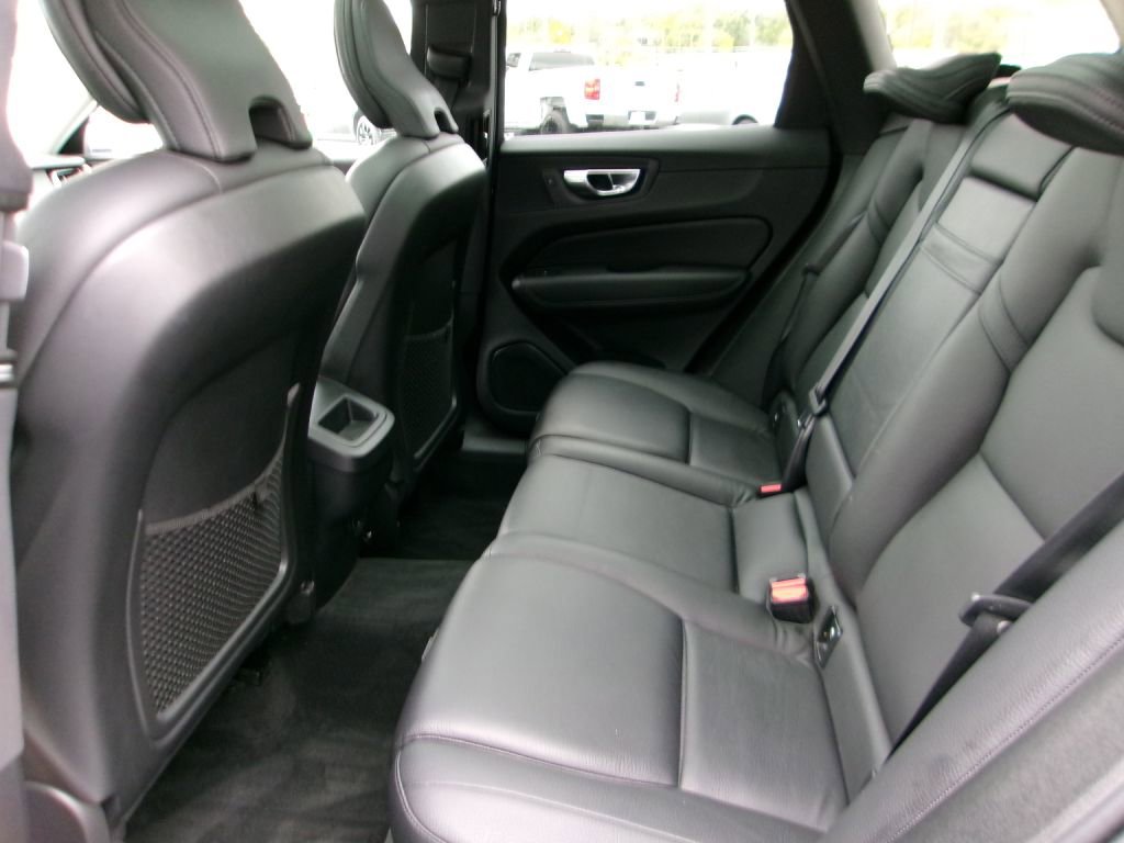 Used 2021 Volvo XC60 T5 Momentum w/ Premium Package image 13