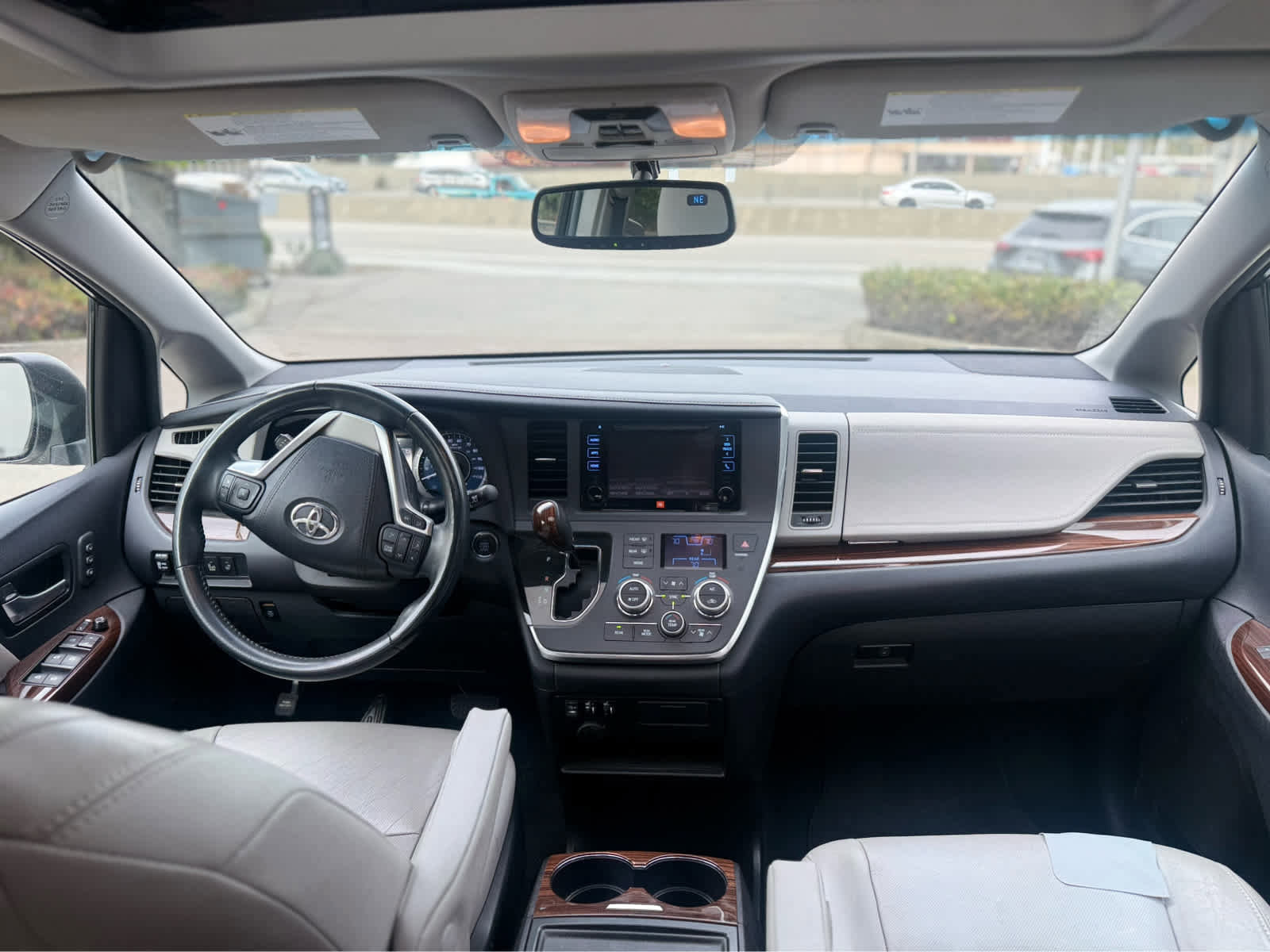 Used 2016 Toyota Sienna Limited image 6