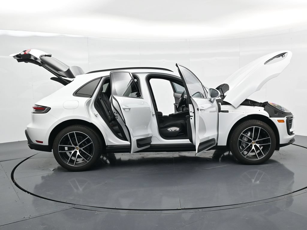 Certified 2025 Porsche Macan AWD/4WD image 22