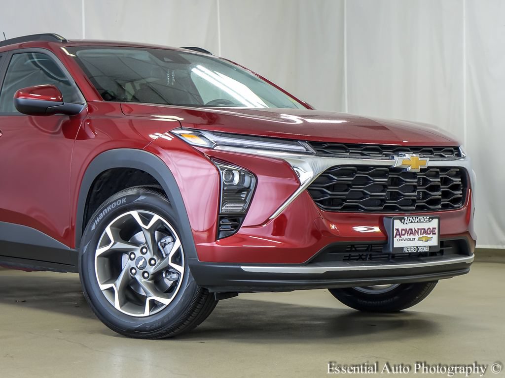 Used 2025 Chevrolet Trax LT w/ Driver Confidence Package FWD image 3