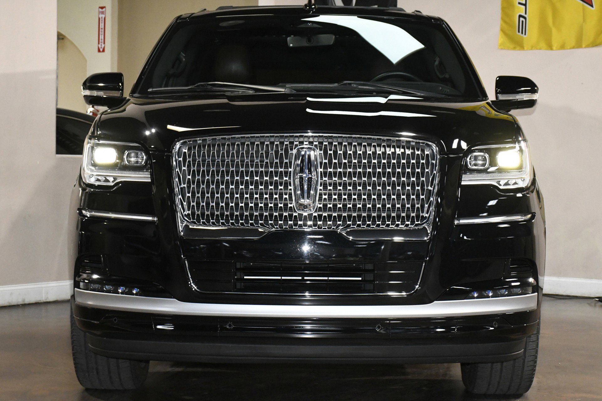 Used 2023 Lincoln Navigator Reserve image 1