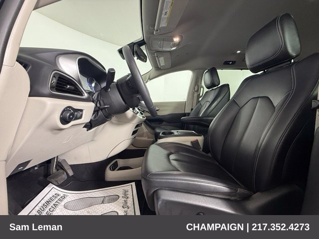 Used 2024 Chrysler Pacifica Touring-L FWD image 11