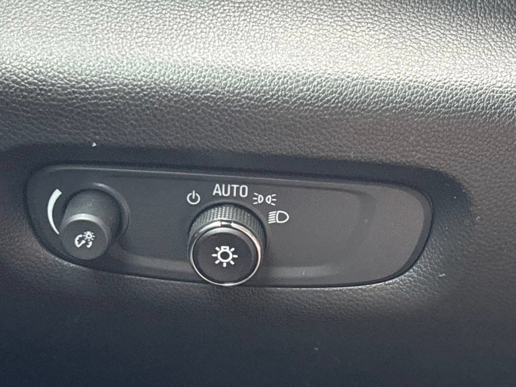 Used 2023 Chevrolet Traverse LT FWD image 23