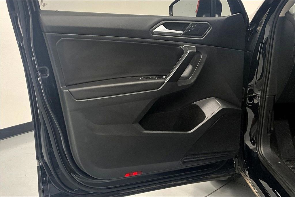 Used 2021 Volkswagen Tiguan SE image 16