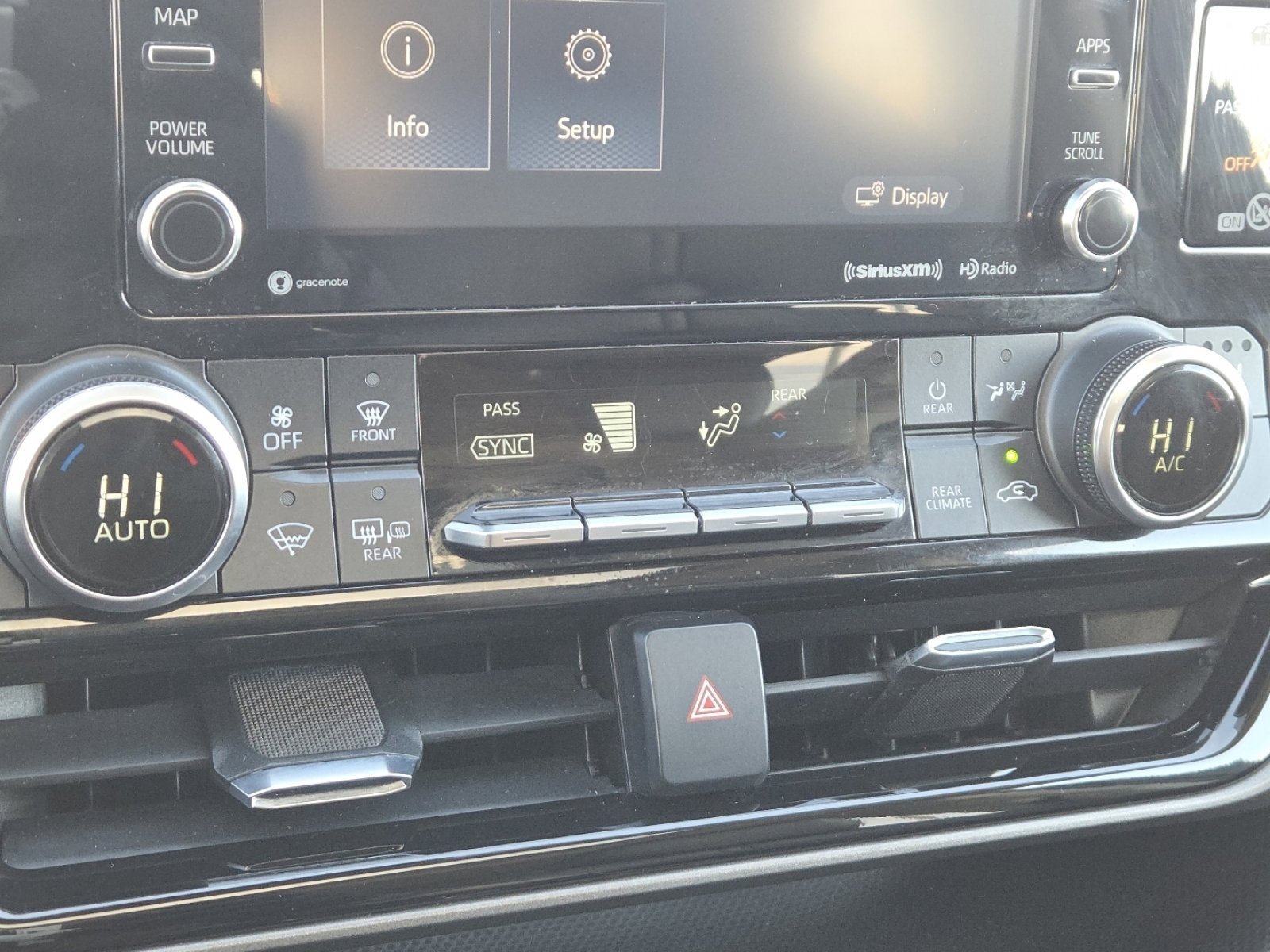 Used 2021 Toyota Highlander XLE image 30