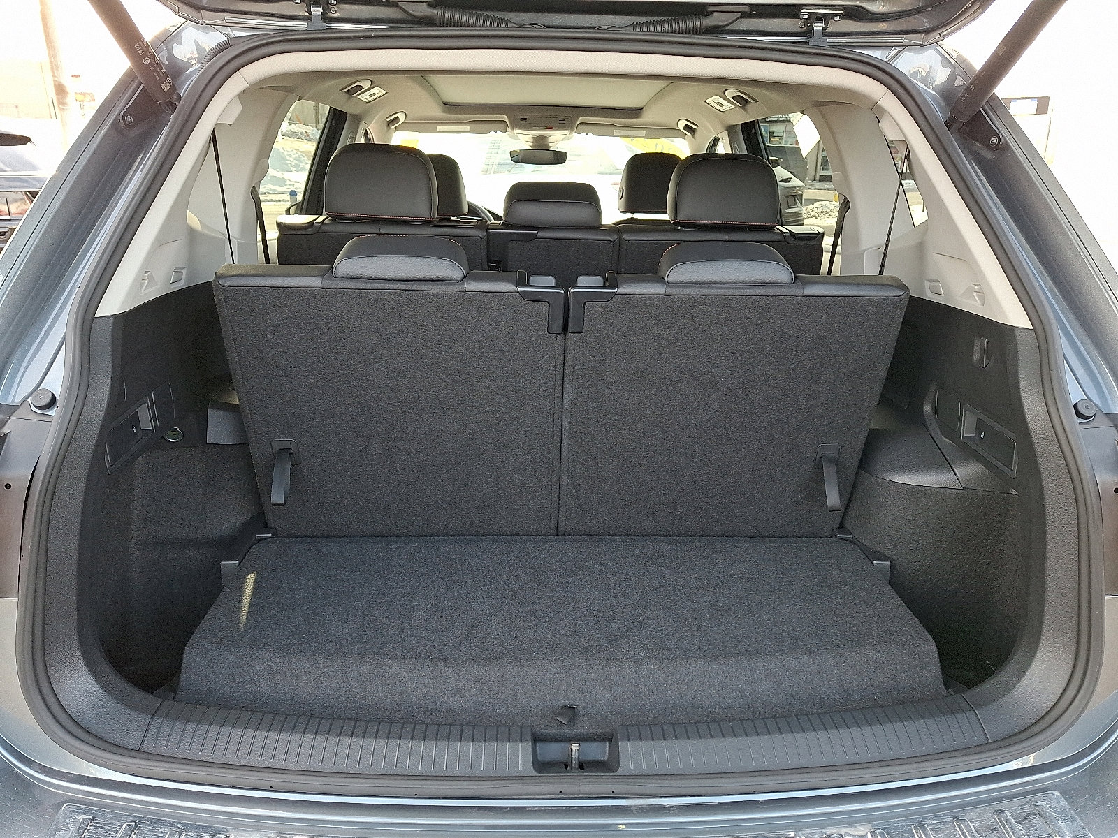 Used 2024 Volkswagen Tiguan Wolfsburg Edition image 28