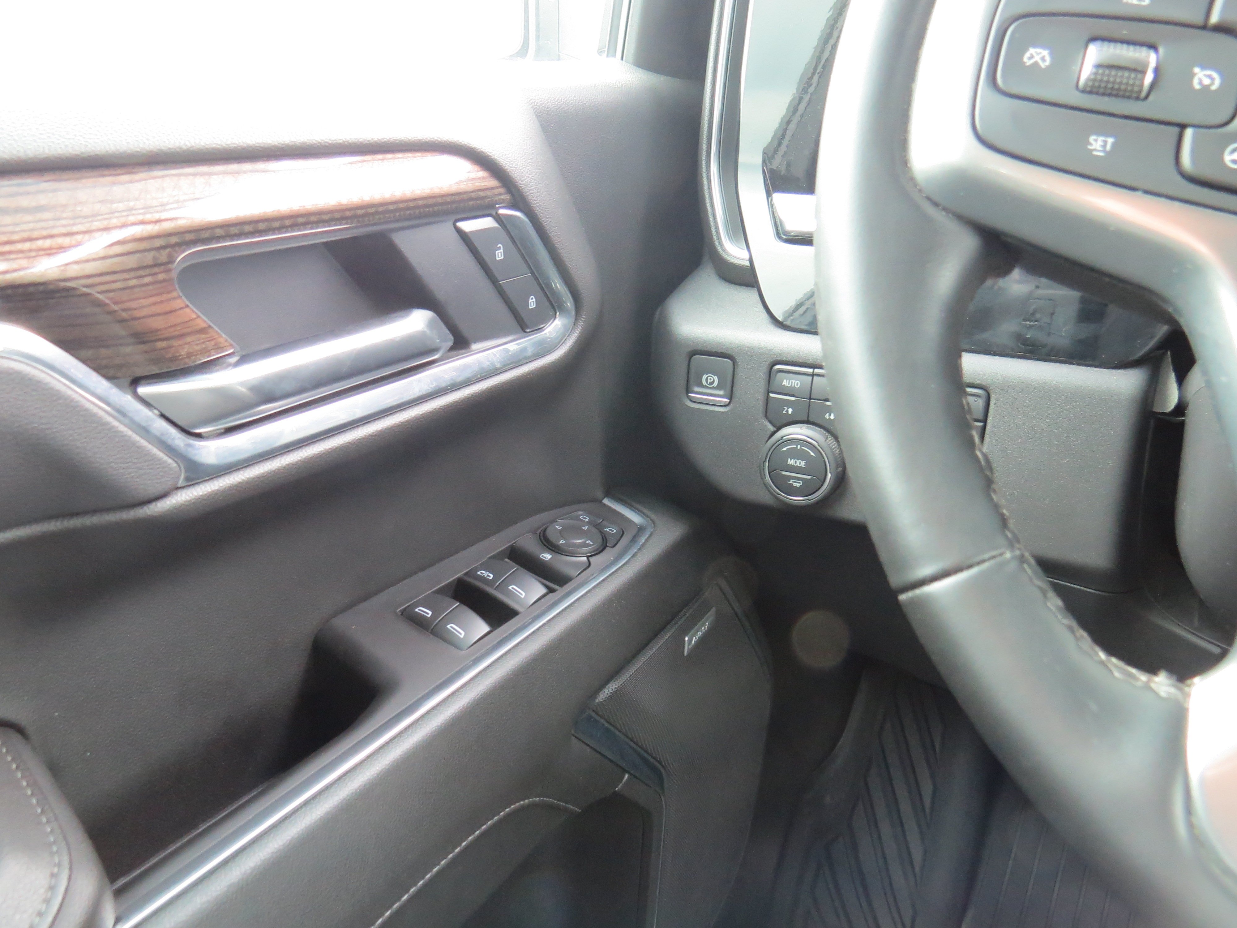 Used 2025 Chevrolet Silverado 1500 LT Trail Boss w/ Convenience Package II AWD/4WD image 31
