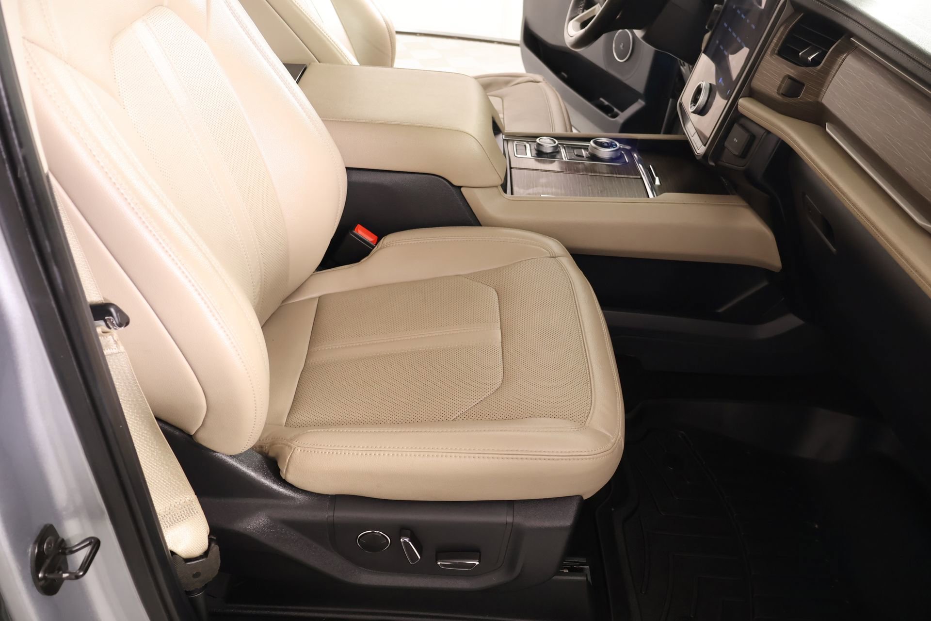 Used 2023 Ford Expedition Limited AWD/4WD image 14
