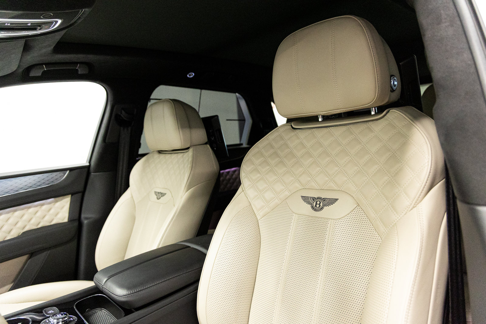 Certified 2023 Bentley Bentayga Plug-In Hybrid AWD/4WD image 28