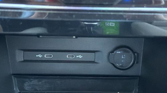 Used 2025 Volkswagen Taos SE image 31