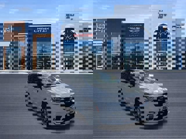 Used 2024 Chrysler Pacifica Touring-L image 8