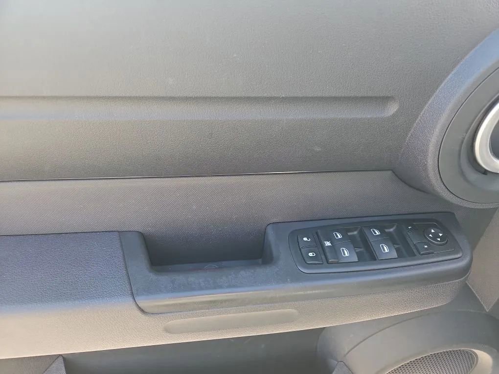 Used 2011 Dodge Nitro Heat image 29