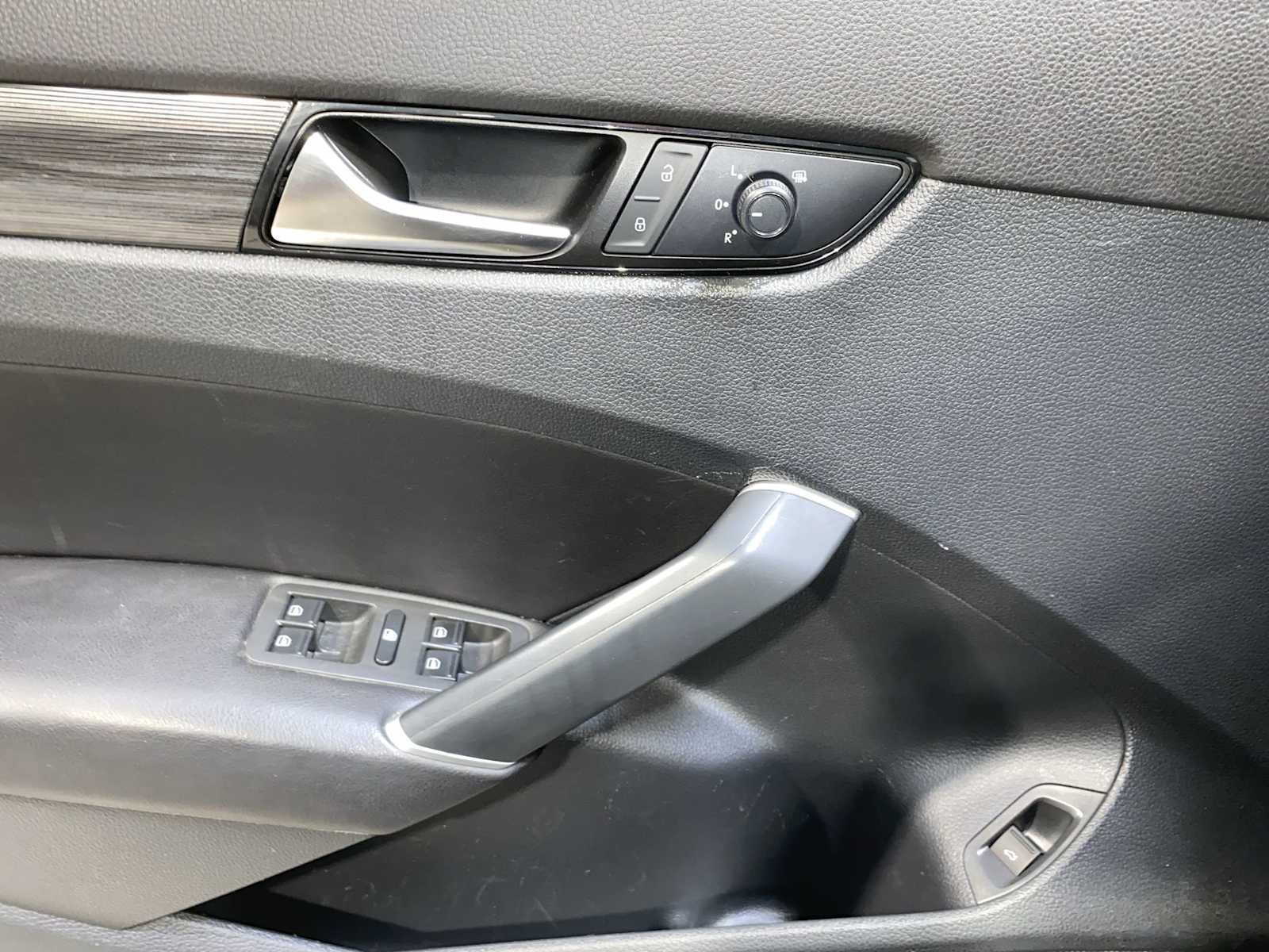 Used 2020 Volkswagen Passat 2.0T R-Line image 23