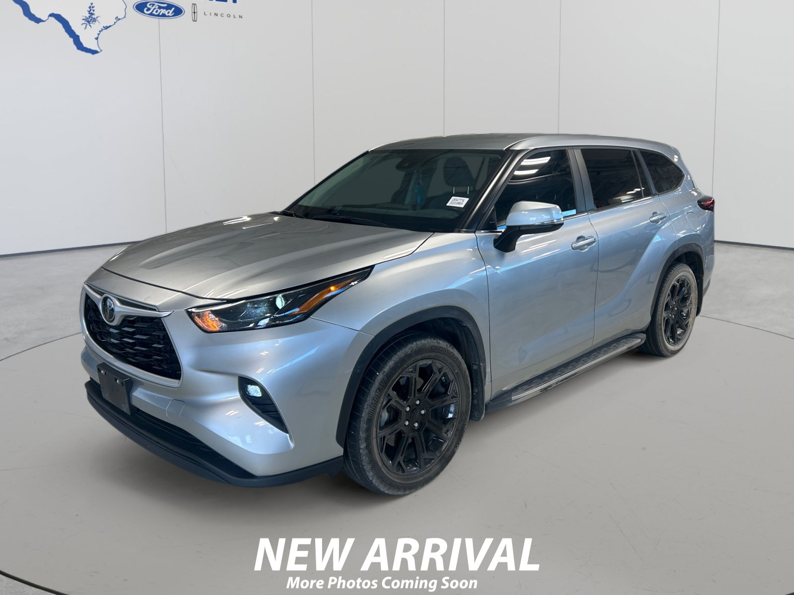 Used 2024 Toyota Highlander LE AWD/4WD image 1