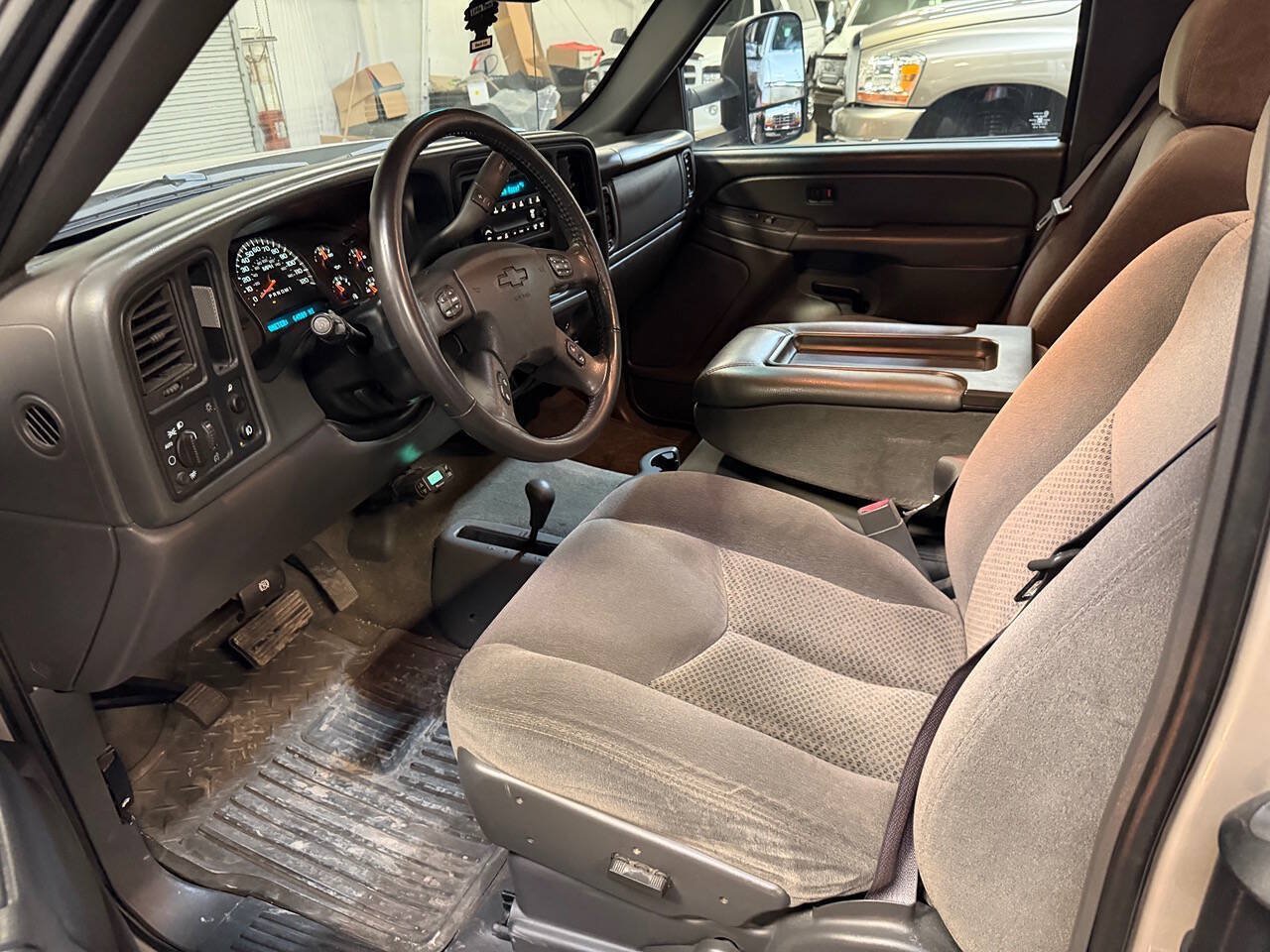Used 2006 Chevrolet Silverado 2500 LT w/ Skid Plate Package AWD/4WD image 3