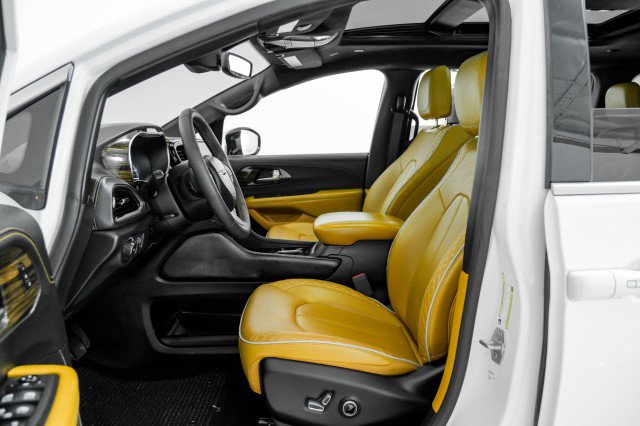 Used 2023 Chrysler Pacifica Pinnacle image 24