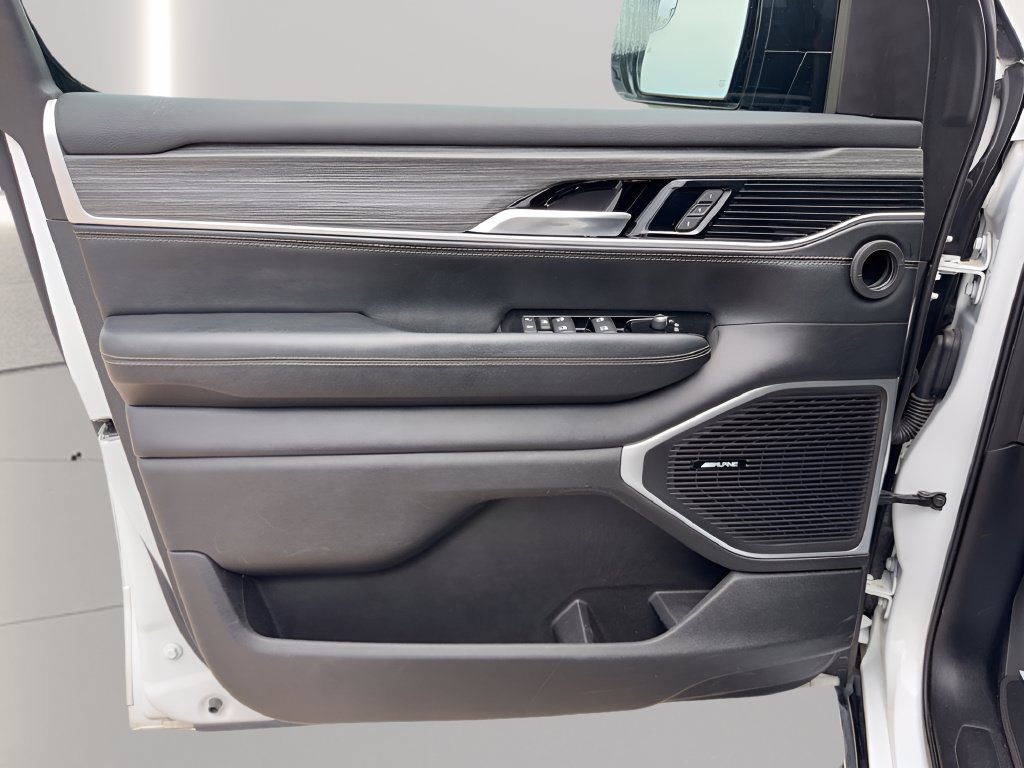 Used 2024 Jeep Wagoneer L Series II RWD image 9