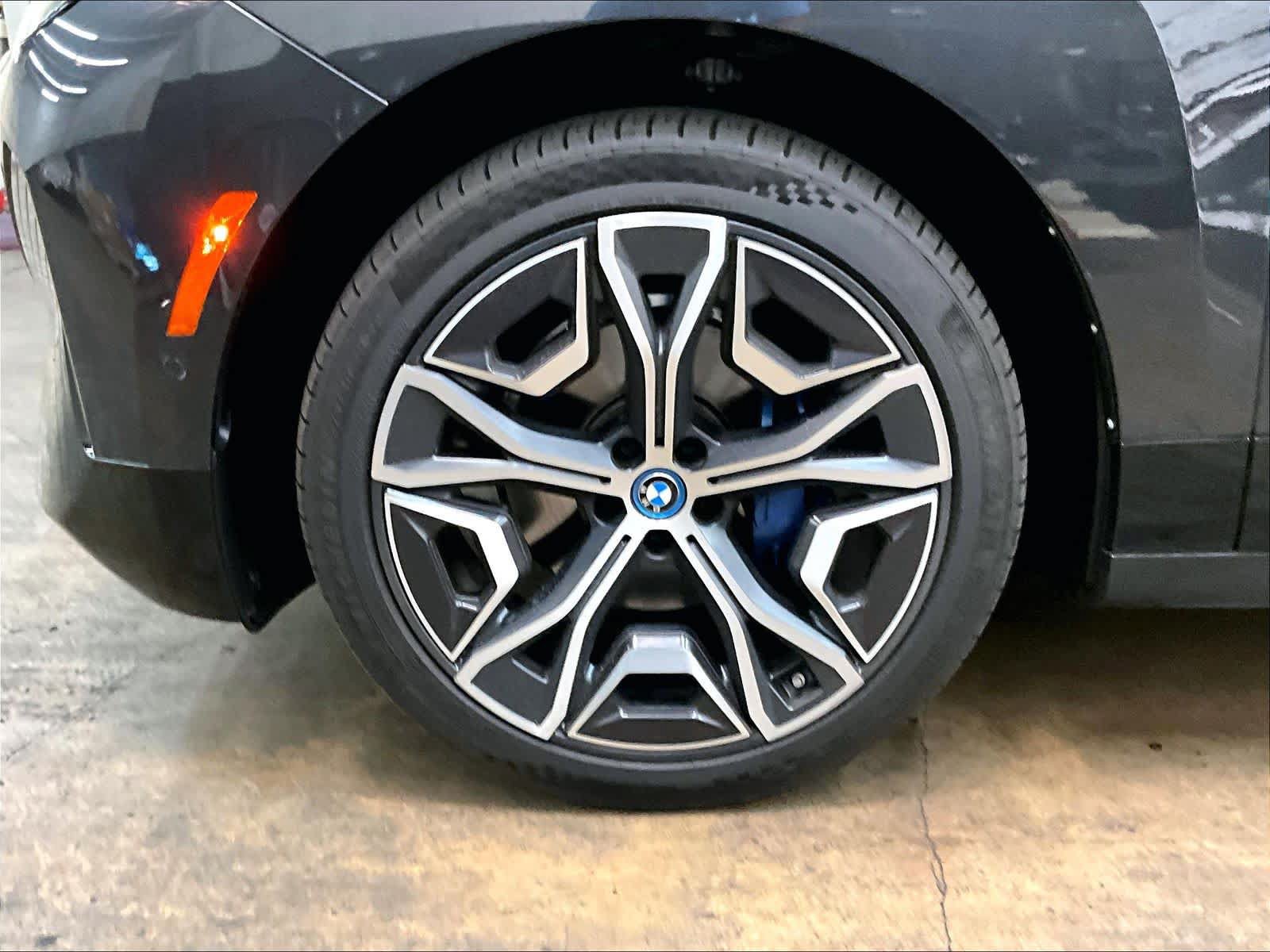 Used 2024 BMW iX xDrive50 w/ Sport Package AWD/4WD image 12