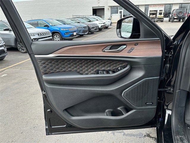 Used 2024 Jeep Grand Cherokee Summit w/ Adv Protech Group IV image 33