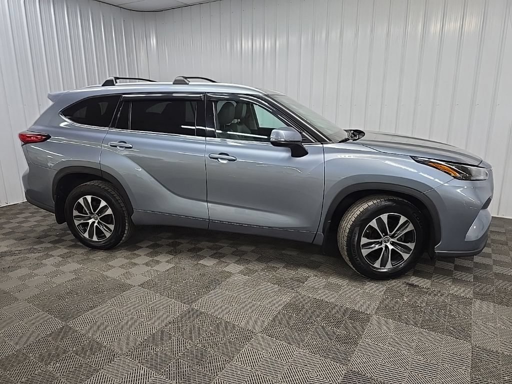 Used 2022 Toyota Highlander XLE AWD/4WD image 1