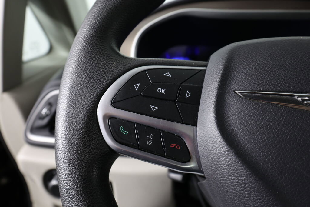 Used 2017 Chrysler Pacifica Touring image 32