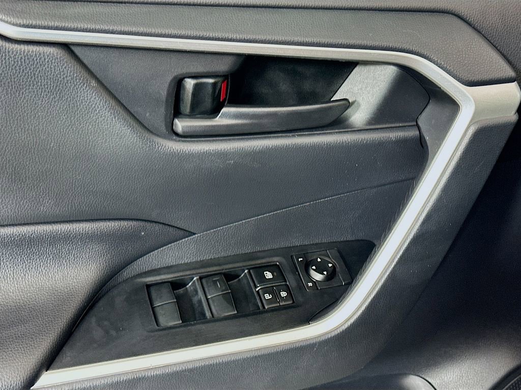 Used 2019 Toyota RAV4 LE FWD image 17