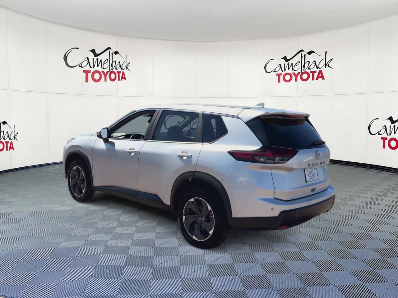 Used 2025 Nissan Rogue SV FWD image 9