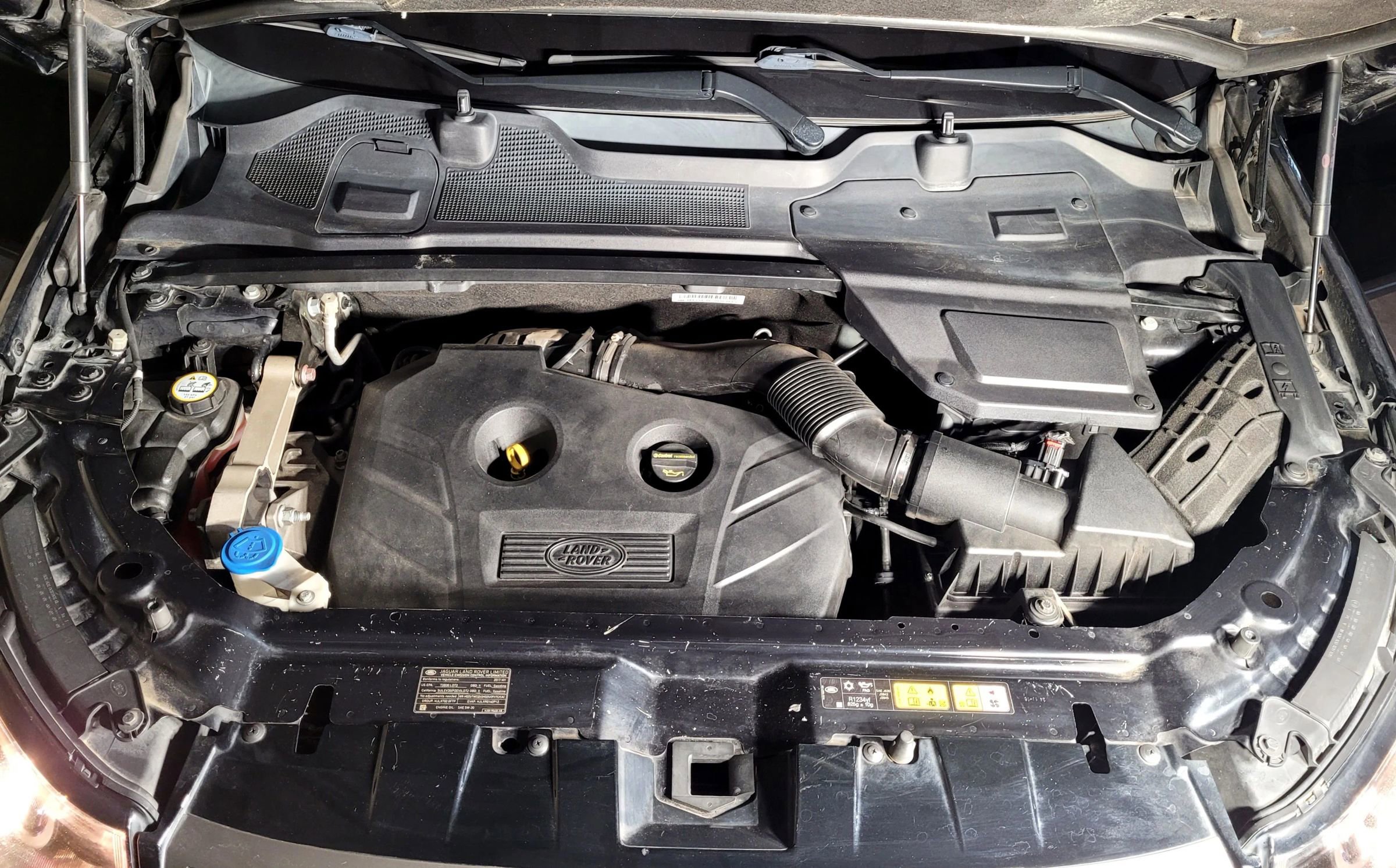 Used 2017 Land Rover Discovery Sport SE image 38