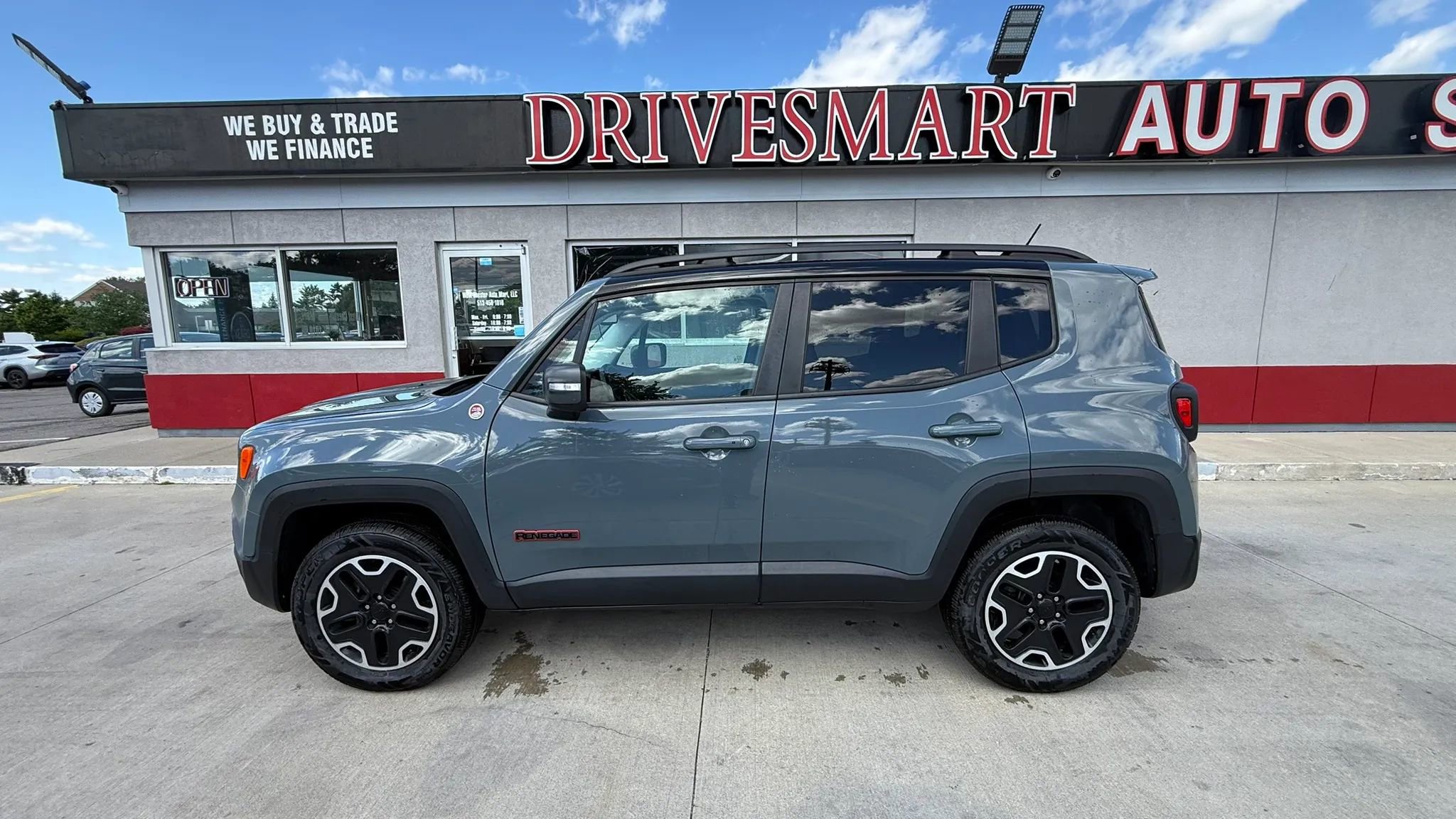 Used 2017 Jeep Renegade Trailhawk w/ Premium Trailhawk Package AWD/4WD image 6